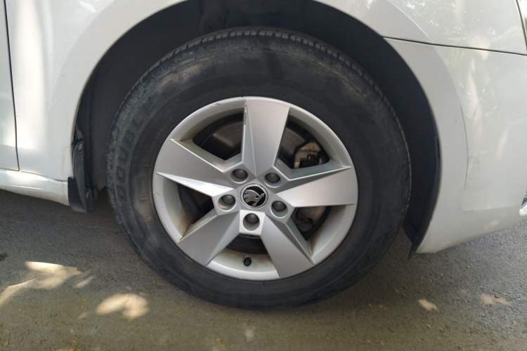 Used Skoda Octavia 2015 1.6L Manual Eado Edition Right Front Wheel Hub