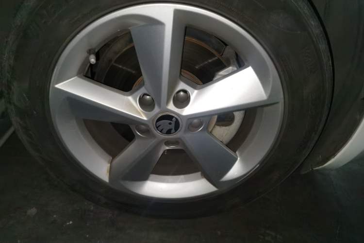 Used Skoda Octavia 2015 1.6L Automatic Yijie Edition Right Front Wheel Hub