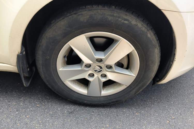 Used Skoda Octavia 2015 1.6L Manual Eado Edition Right Front Wheel Hub