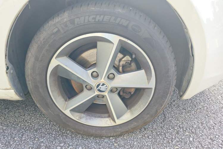 Used Skoda Octavia 2015 1.6L Automatic Yijie Edition Right Front Wheel Hub