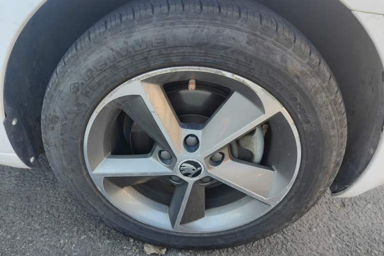 Used Skoda Octavia 2015 1.6L Automatic Yijun Edition Right Front Wheel Hub