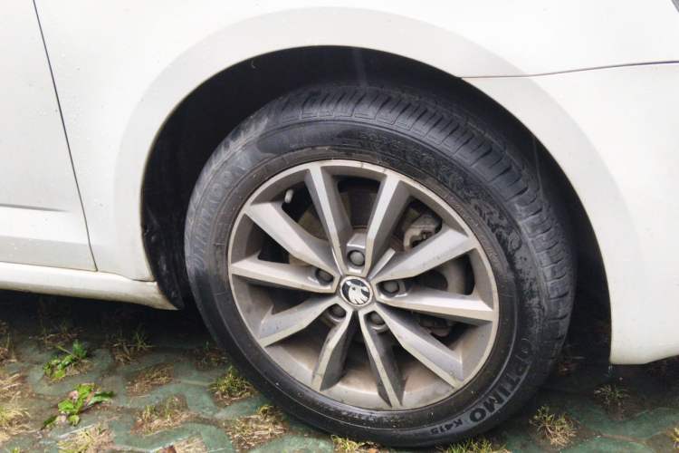Used Skoda Octavia 2015 1.6L Automatic Yijie Edition Right Front Wheel Hub