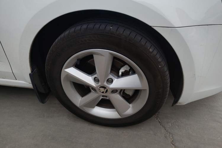 Used Skoda Octavia 2015 1.6L Automatic Yijie Edition Right Front Wheel Hub