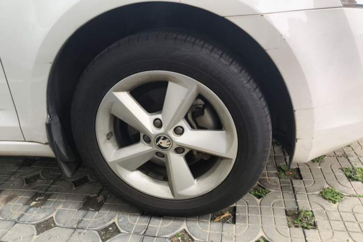 Used Skoda Octavia 2015 1.6L Automatic Yijie Edition Right Front Wheel Hub