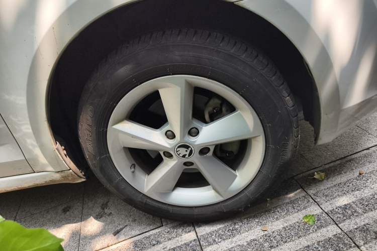 Used Skoda Octavia 2015 1.6L Manual Yijie Edition Right Front Wheel Hub