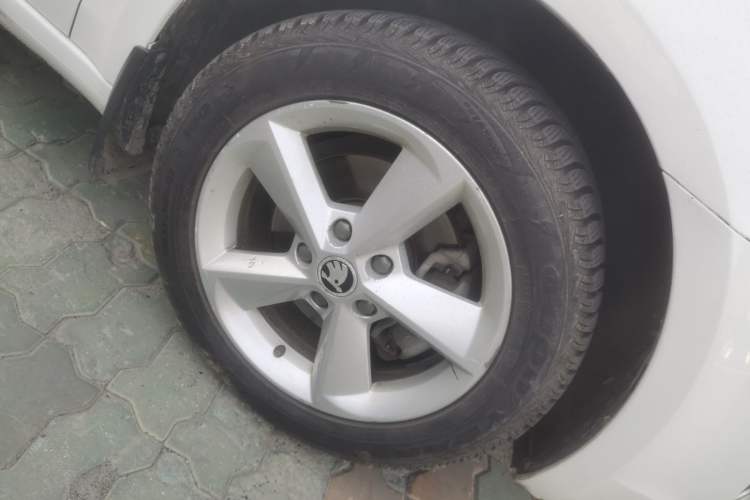 Used Skoda Octavia 2015 1.6L Automatic Yijie Edition Right Front Wheel Hub