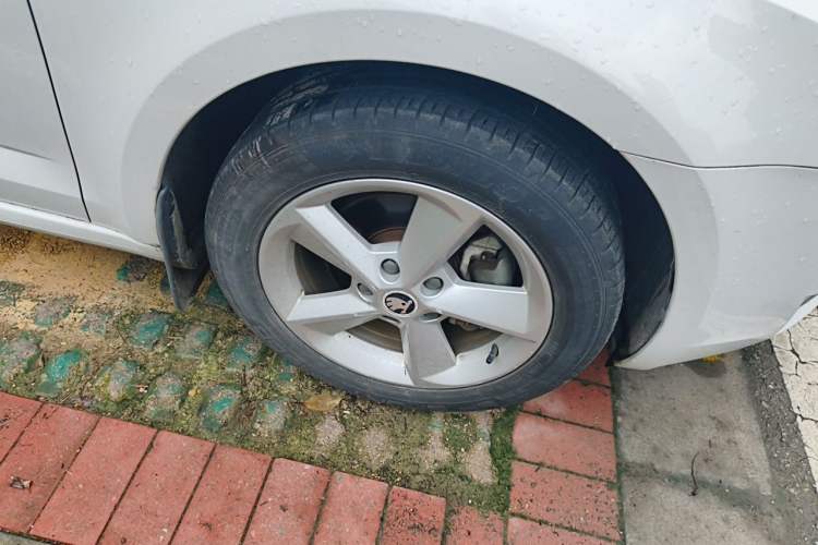 Used Skoda Octavia 2015 1.6L Automatic Yijie Edition Right Front Wheel Hub