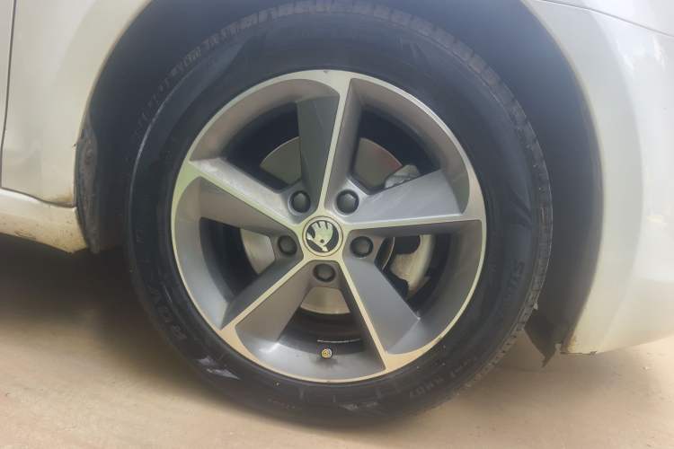 Used Skoda Octavia 2015 1.6L Manual Yijun Edition Right Front Wheel Hub