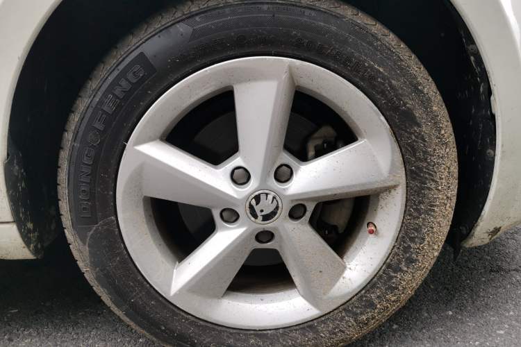 Used Skoda Octavia 2015 1.6L Automatic Yijie Edition Right Front Wheel Hub