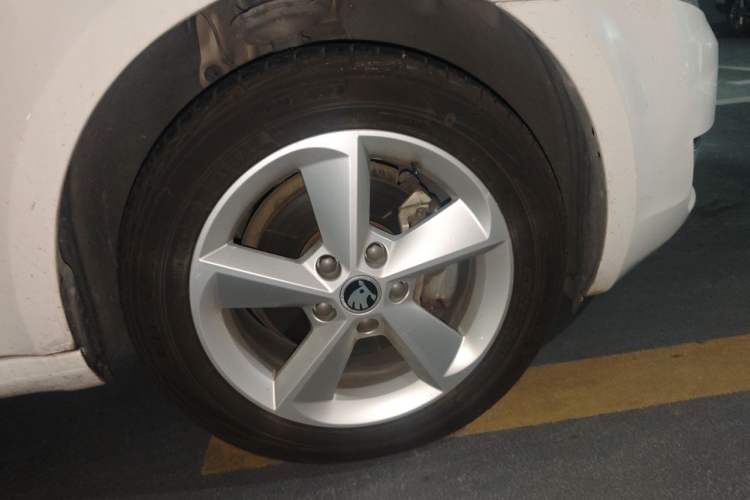 Used Skoda Octavia 2015 1.6L Automatic Yijie Edition Right Front Wheel Hub