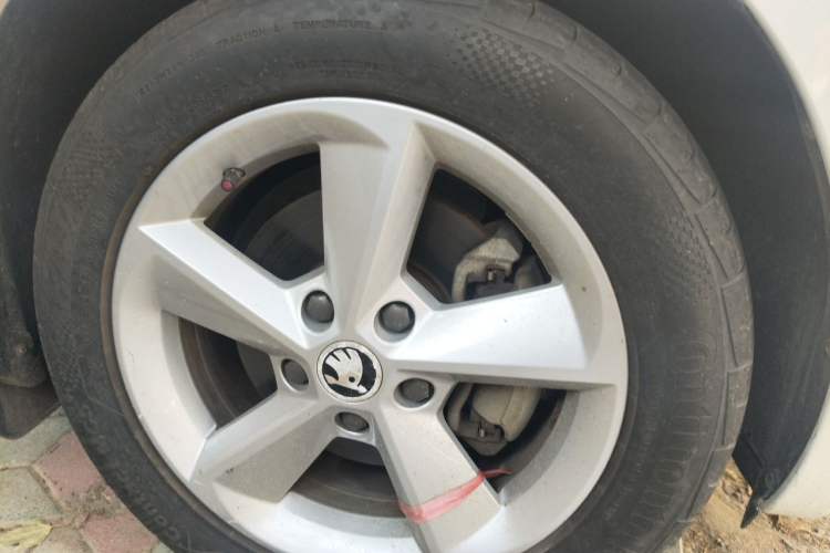 Used Skoda Octavia 2015 1.6L Automatic Yijie Edition Right Front Wheel Hub
