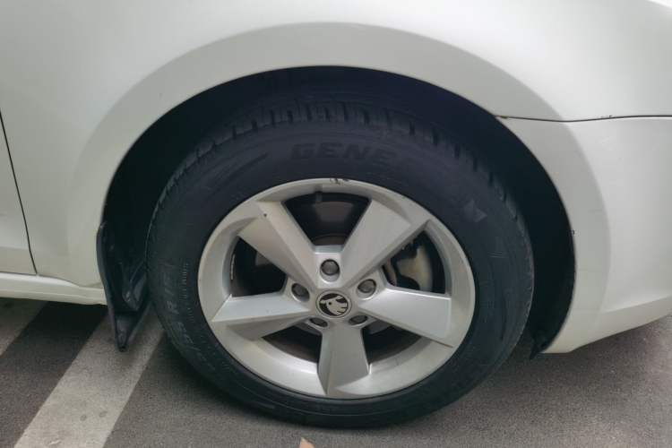 Used Skoda Octavia 2015 1.6L Automatic Yijun Edition Right Front Wheel Hub