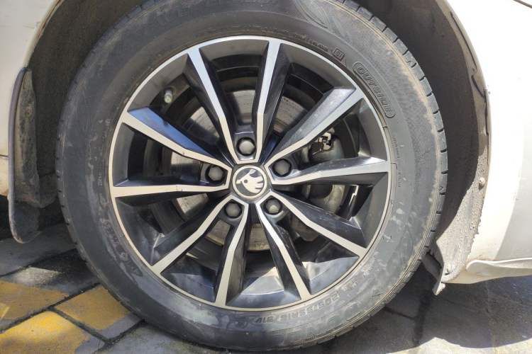 Used Skoda Octavia 2015 1.6L Manual Yijun Edition Right Front Wheel Hub