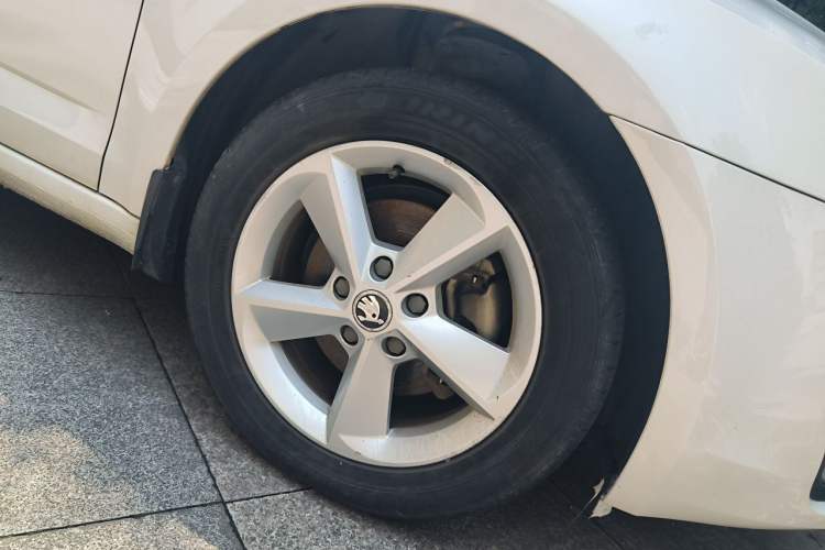 Used Skoda Octavia 2015 1.6L Manual Yijun Edition Right Front Wheel Hub