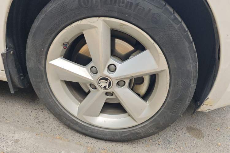 Used Skoda Octavia 2015 1.6L Automatic Yijun Edition Right Front Wheel Hub