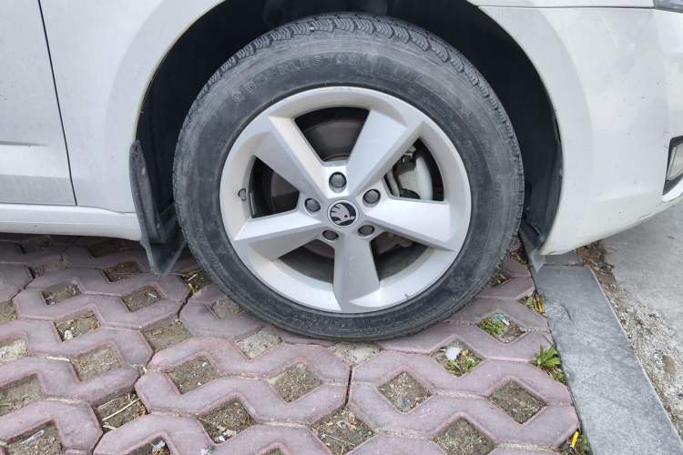 Used Skoda Octavia 2015 1.6L Automatic Yijun Edition Right Front Wheel Hub