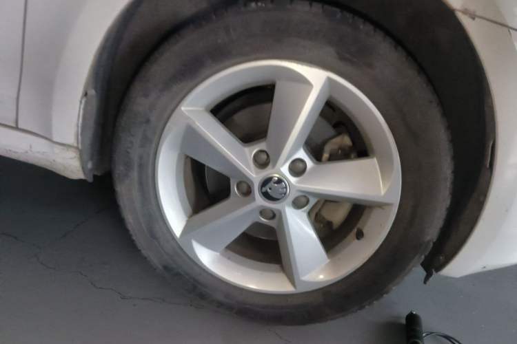 Used Skoda Octavia 2015 1.6L Manual Yijie Edition Right Front Wheel Hub