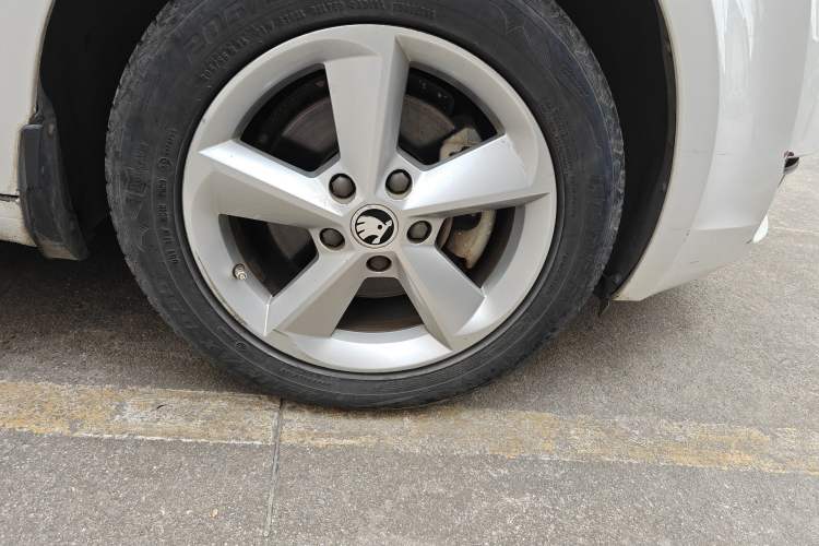 Used Skoda Octavia 2015 1.6L Automatic Yijie Edition Right Front Wheel Hub