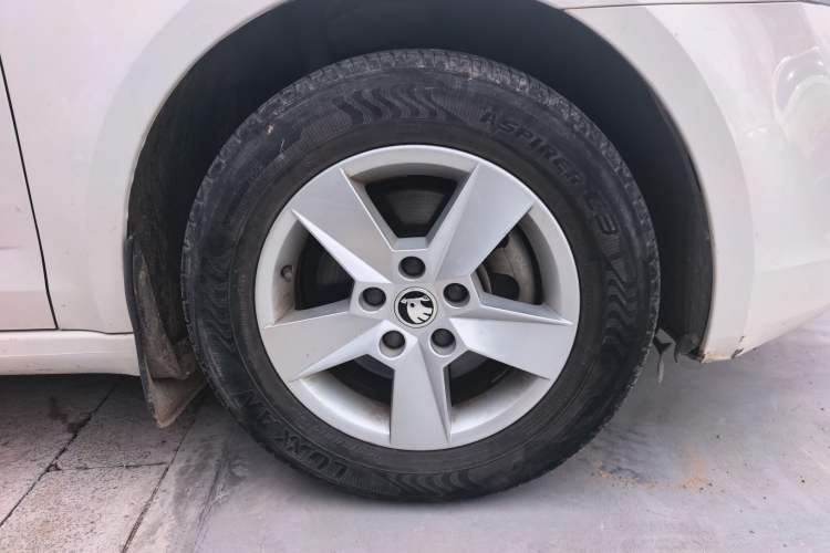 Used Skoda Octavia 2015 1.6L Manual Eado Edition Right Front Wheel Hub