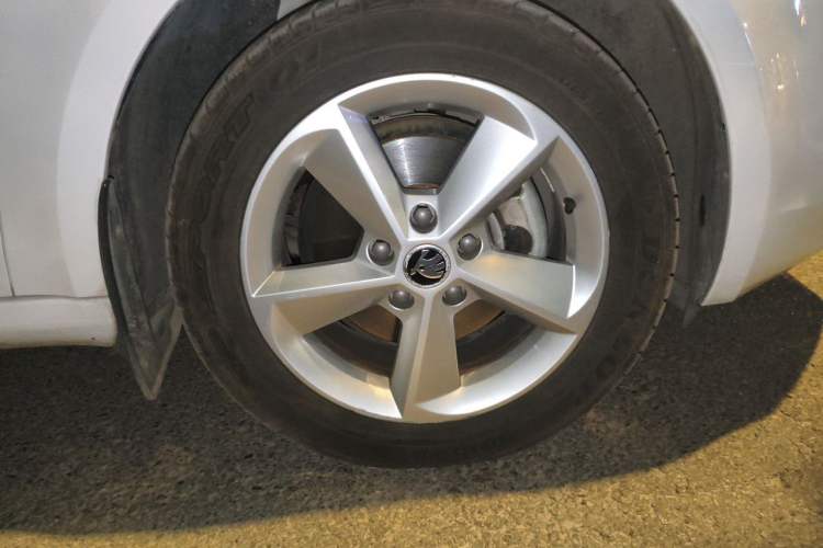Used Skoda Octavia 2015 1.6L Automatic Yijun Edition Right Front Wheel Hub
