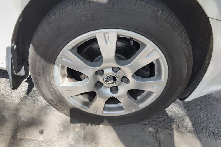 Used Skoda Octavia 2015 Classic Model 1.6L Manual Eado Version Right Front Wheel Hub