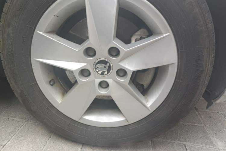Used Skoda Octavia 2015 1.6L Automatic Eado Edition Right Front Wheel Hub