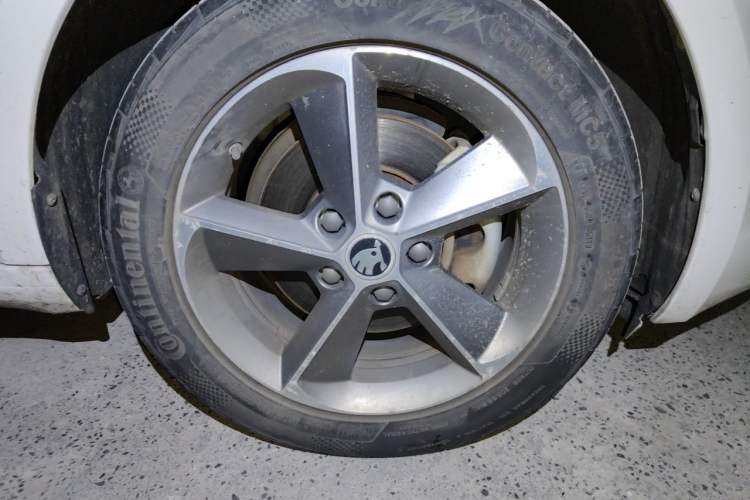 Used Skoda Octavia 2015 1.6L Manual Yijie Edition Right Front Wheel Hub