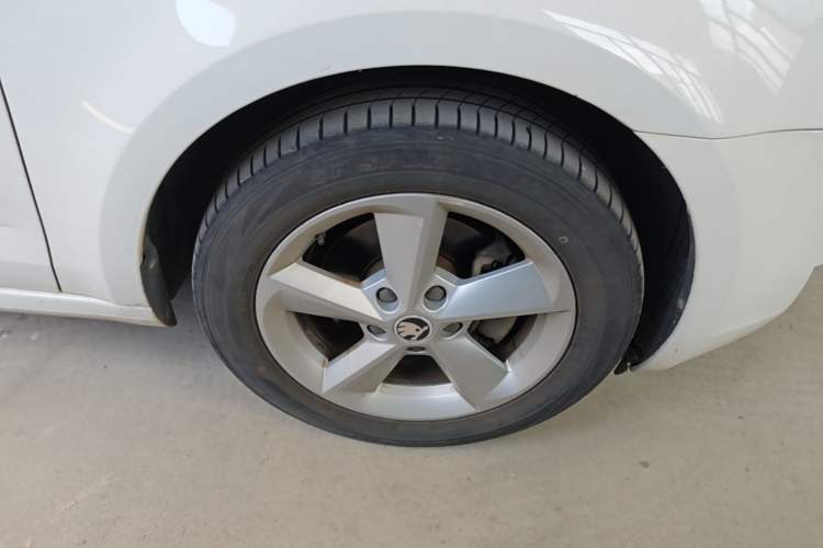 Used Skoda Octavia 2015 1.6L Automatic Yijun Edition Right Front Wheel Hub