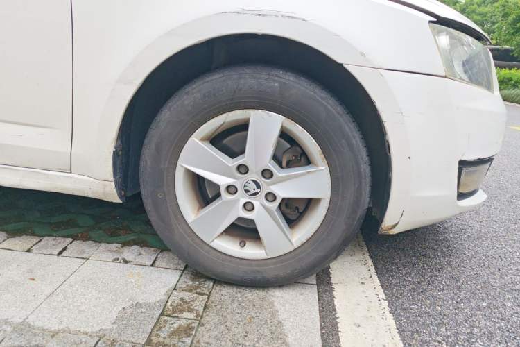 Used Skoda Octavia 2015 1.6L Manual Eado Edition Right Front Wheel Hub