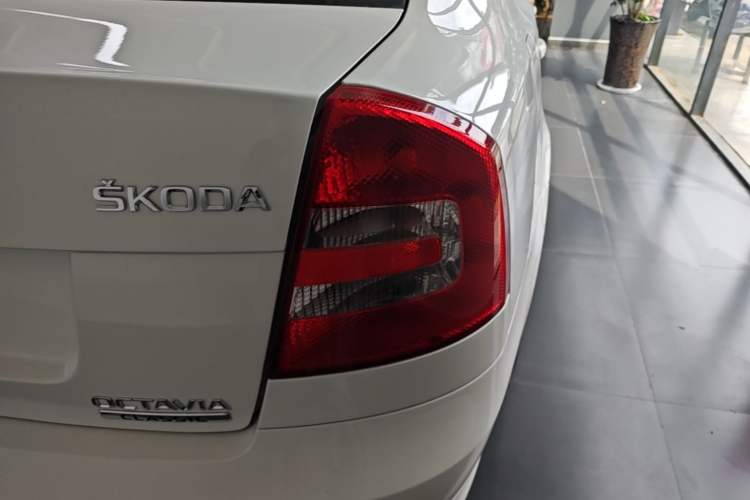 Used Skoda Octavia 2015 Classic Model 1.6L Automatic Yijie Version Right Rear Taillight