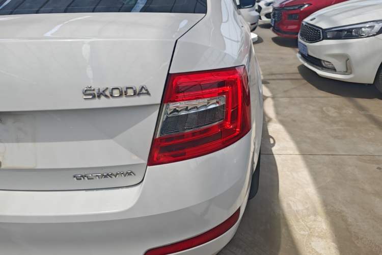 Used Skoda Octavia 2015 1.6L Automatic Yijie Edition Right Rear Taillight