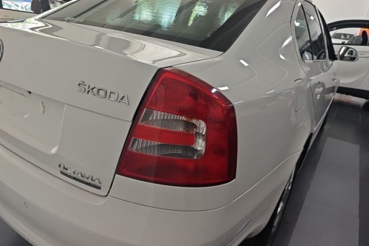 Used Skoda Octavia 2015 Classic Model 1.6L Automatic Yijie Version Right Rear Taillight