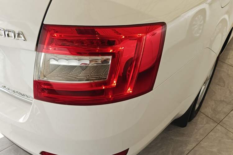 Used Skoda Octavia 2015 1.6L Automatic Yijun Edition Right Rear Taillight