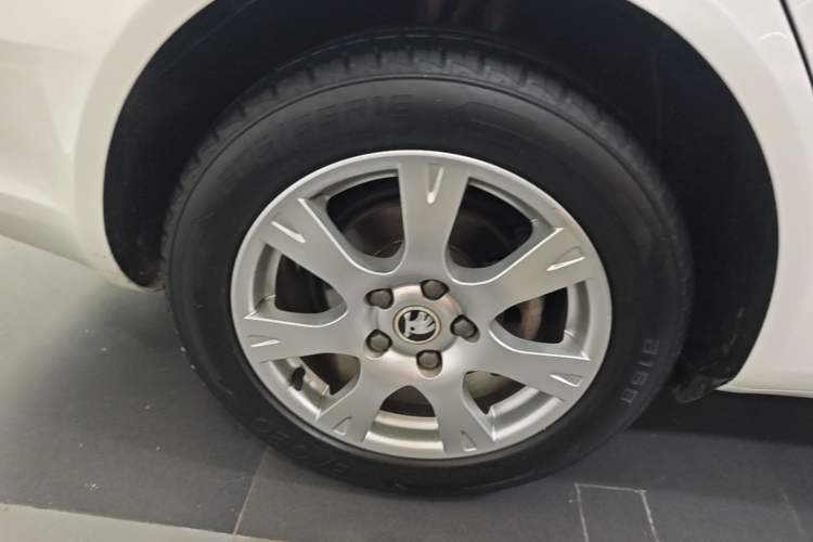 Used Skoda Octavia 2015 Classic Model 1.6L Automatic Yijie Version Right Rear Wheel Hub