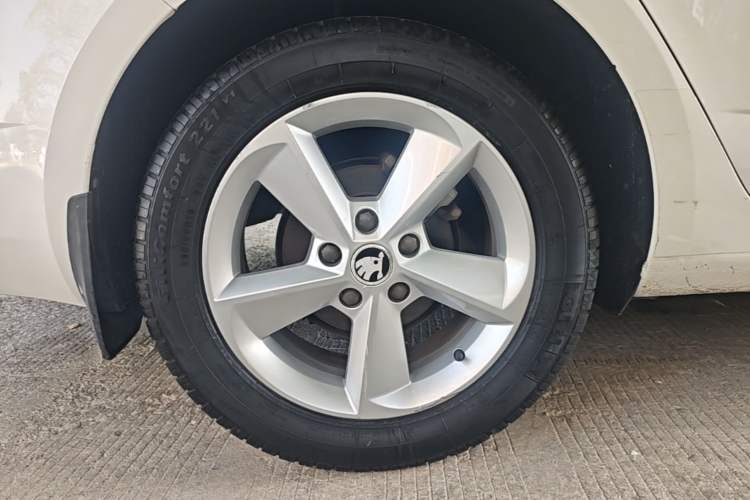 Used Skoda Octavia 2015 1.6L Manual Yijie Edition Right Rear Wheel Hub