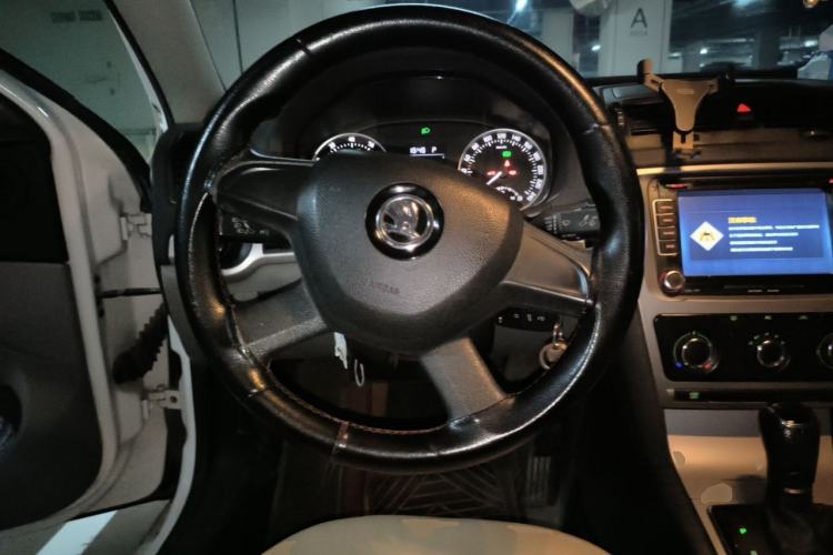Used Skoda Octavia 2015 Classic Model 1.6L Automatic Elegance Edition Steering Wheel