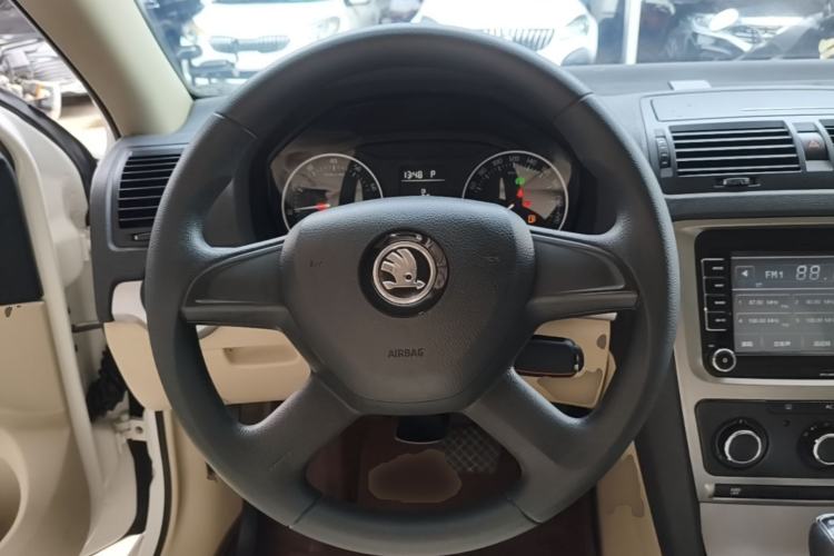 Used Skoda Octavia 2015 Classic Model 1.6L Automatic Yijie Version Steering Wheel