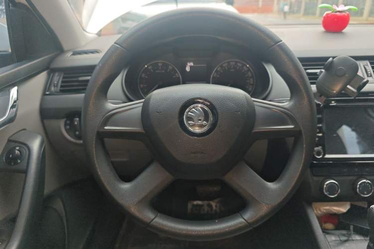 Used Skoda Octavia 2015 1.6L Automatic Eado Edition Steering Wheel