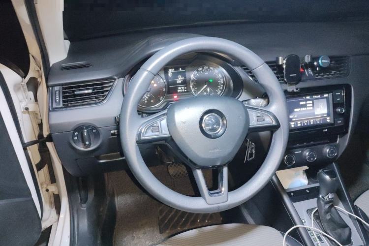Used Skoda Octavia 2015 1.6L Automatic Eado Edition Steering Wheel