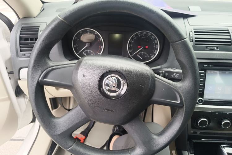 Used Skoda Octavia 2015 Classic Model 1.6L Automatic Yijie Version Steering Wheel