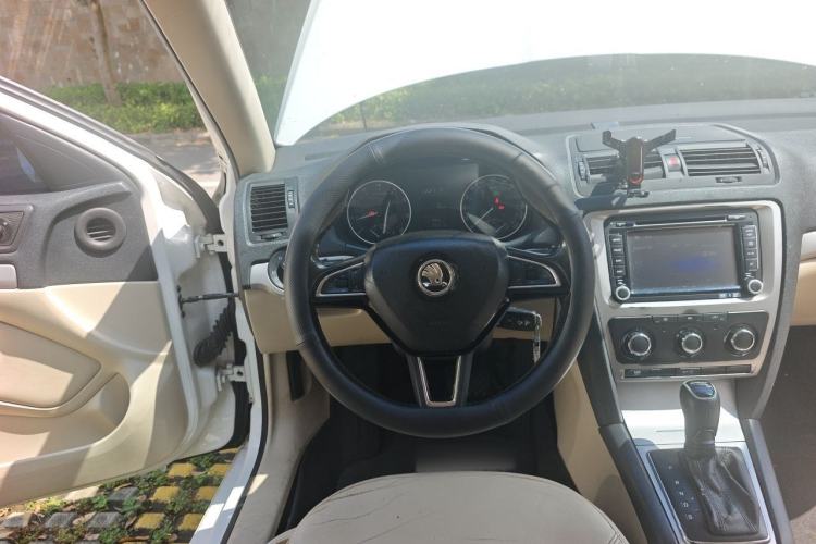 Used Skoda Octavia 2015 Classic Model 1.6L Automatic Yijie Version Steering Wheel