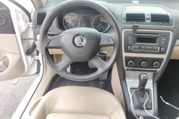 Used Skoda Octavia 2015 Classic Model 1.6L Automatic Yijie Version Steering Wheel