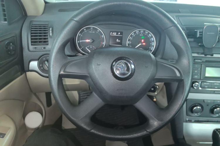 Used Skoda Octavia 2015 Classic Model 1.6L Automatic Yijie Version Steering Wheel
