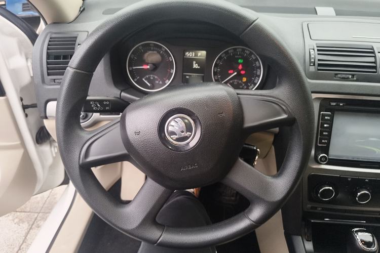 Used Skoda Octavia 2015 Classic Model 1.6L Automatic Yijie Version Steering Wheel