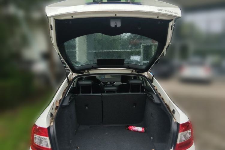 Used Skoda Octavia 2015 1.6L Automatic Yijun Edition Trunk