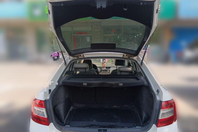 Used Skoda Octavia 2015 1.6L Automatic Yijie Edition Trunk