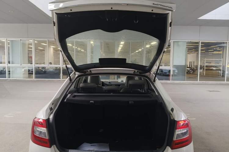 Used Skoda Octavia 2015 1.6L Automatic Yijun Edition Trunk