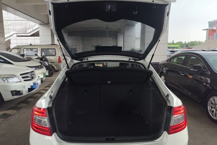 Used Skoda Octavia 2015 1.6L Automatic Yijie Edition Trunk