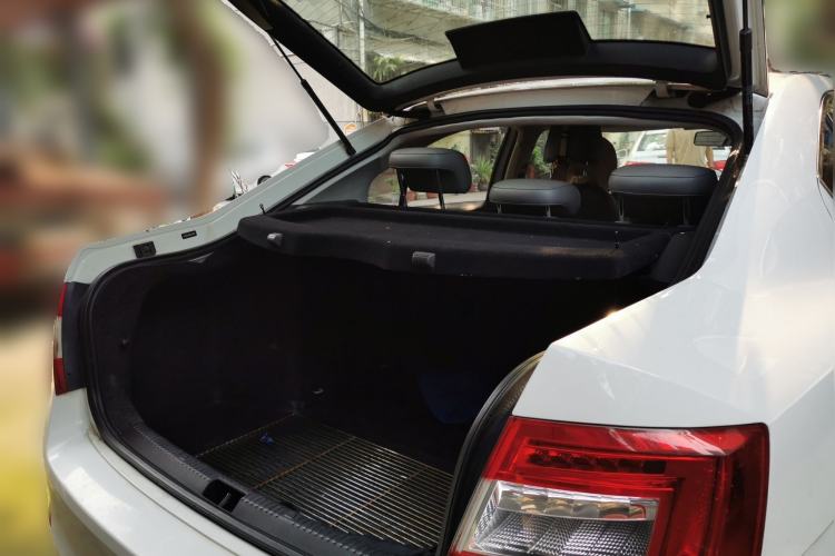 Used Skoda Octavia 2015 1.6L Automatic Yijie Edition Trunk