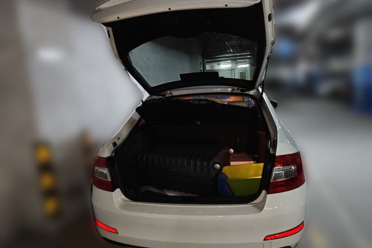 Used Skoda Octavia 2015 1.6L Automatic Yijie Edition Trunk
